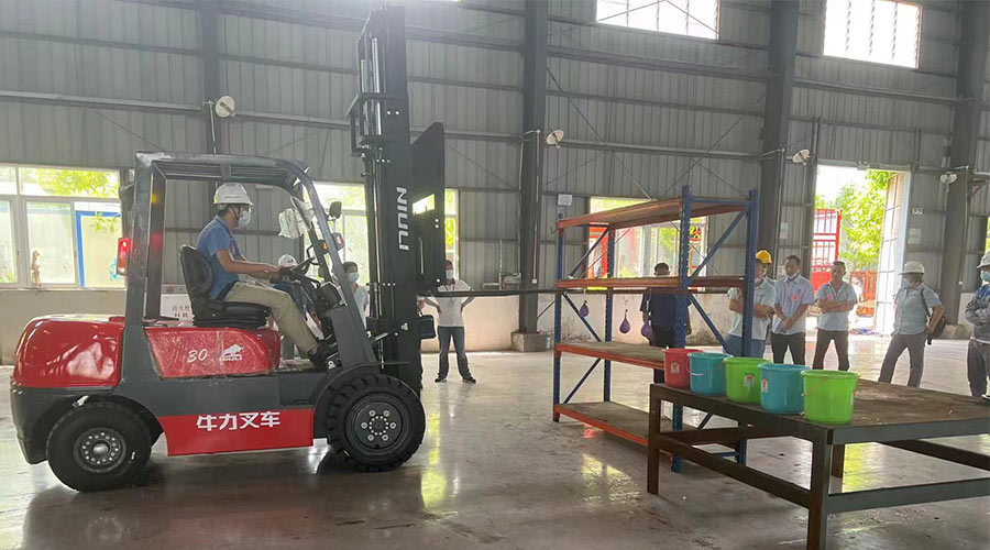 比技能 展風(fēng)采！金環(huán)電器參與鶴城鎮(zhèn)第二屆企業(yè)職工叉車技能競(jìng)賽